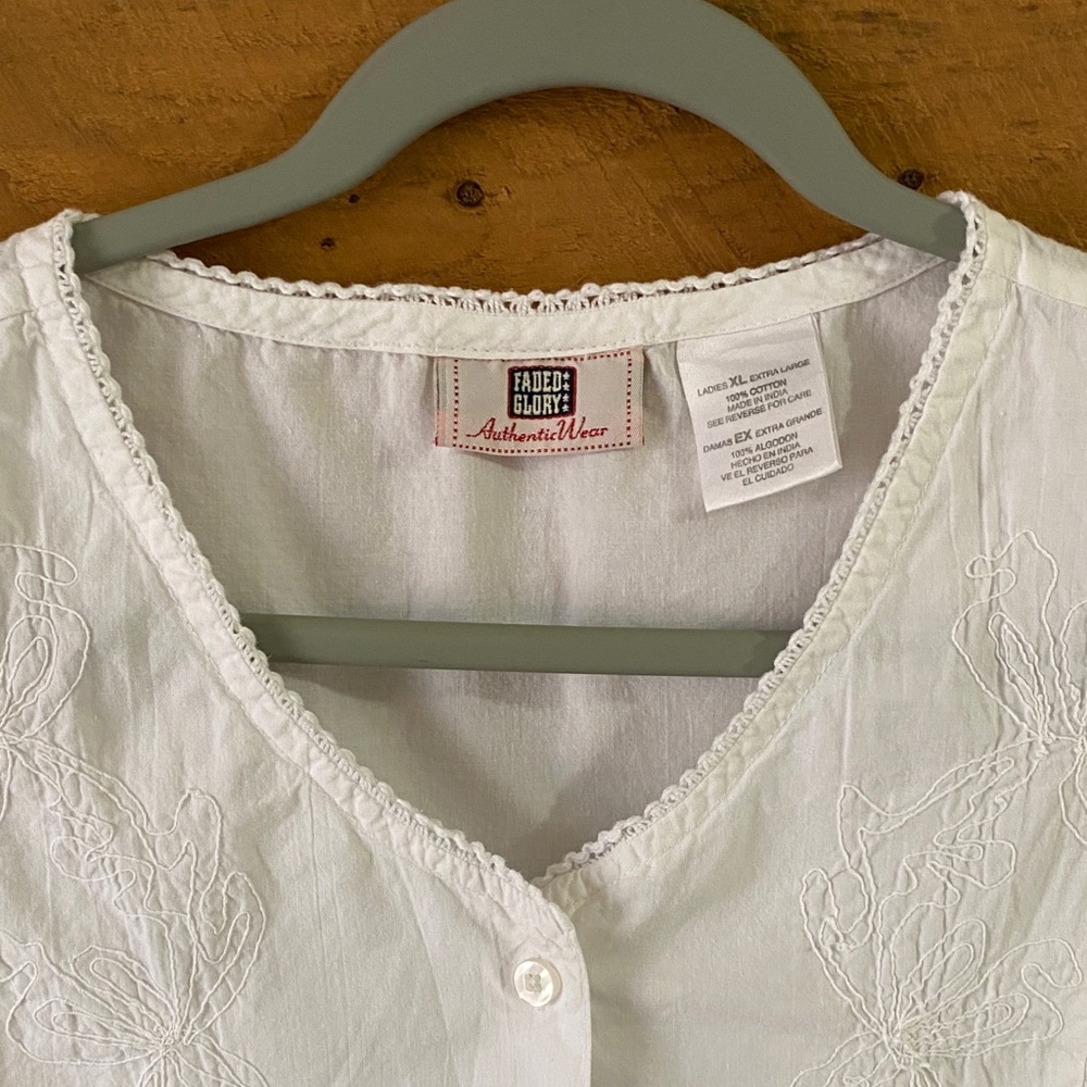 Faded Glory White Sleeveless Embroidered Button-Front Blouse - Picture 2 of 7